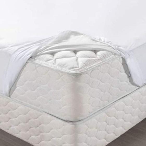Imagem de Capa de Colchão Casal Impermeável com Elástico cama Box p/ 30 de Altura