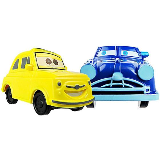 Imagem de Carrinhos Luigi e Doc Hudson Carros Disney + 8 Itens Surpresa