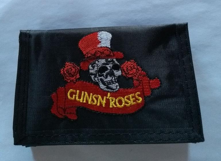 Imagem de Carteira Guns n Roses preta bordado em vermelho