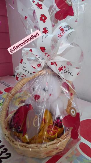 Imagem de Cesta romântica com urso de pelúcia e bombons de chocolate sortidos