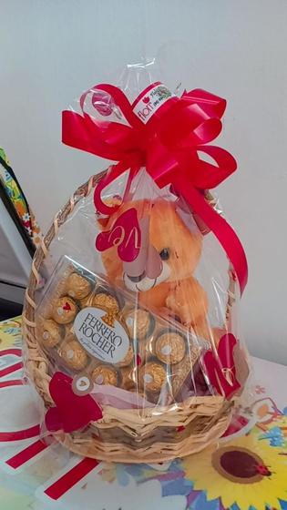 Imagem de Cesta romântica com urso de pelúcia e bombons em chocolate TAM G