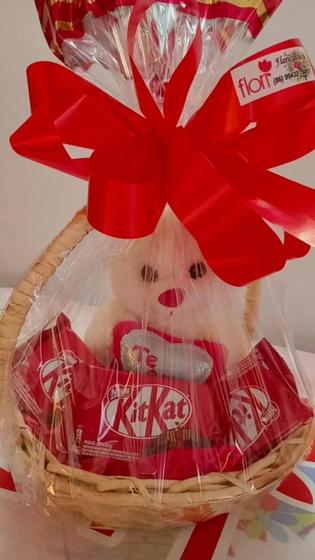 Imagem de Cesta romântica com urso em pelúcia  e barras em chocolate kitkat