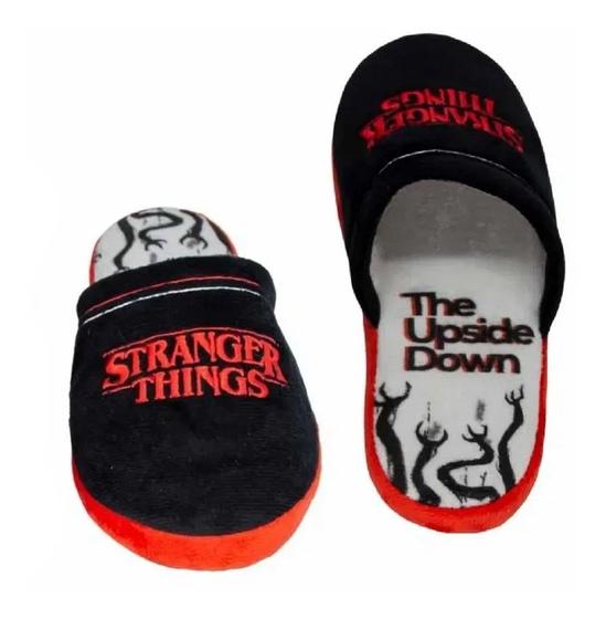 Chinelo de Quarto com Logo Stranger Things by Zona Criativa Imagem de Chinelo de Quarto com Logo Stranger Things by Zona Criativa