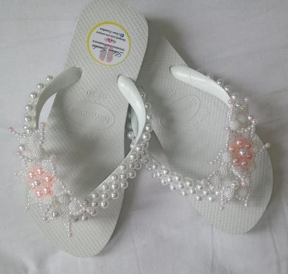 Imagem de Chinelo Havaianas com aplicação de perolas detalhes rosa bebê 