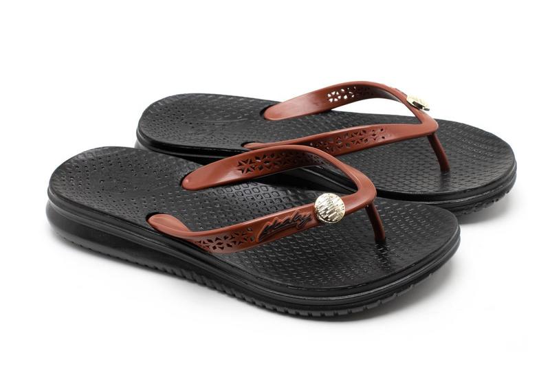 Imagem de Chinelo Resistente Com Enfeite Em Metal Vegano Macio