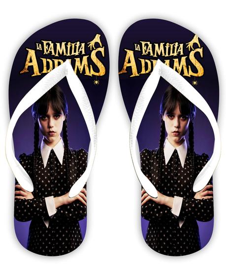 Imagem de Chinelo Temático A Familia Addams Wandinha Letras Douradas Tira Branca