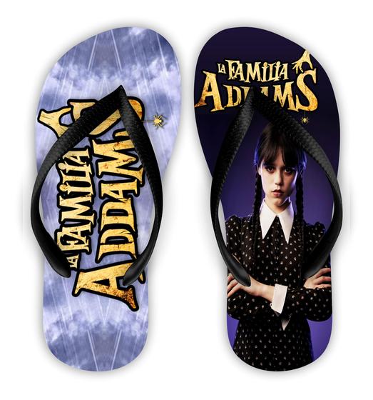 Imagem de Chinelo Temático A Familia Addams Wandinha Letras Fundo Roxo Douradas Tira Preta 2