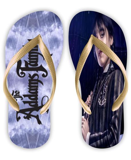 Imagem de Chinelo Temático Addams Family Wandinha Fundo Roxo Tira Dourada