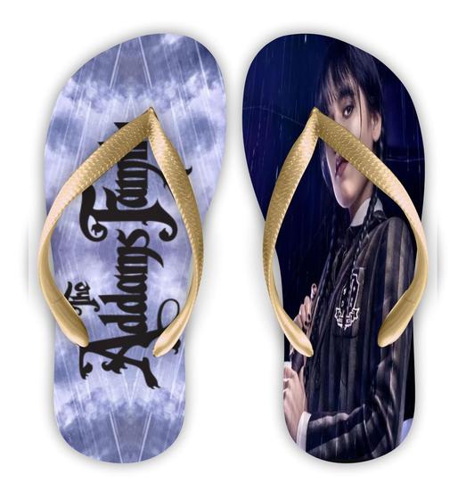 Imagem de Chinelo Temático The Addams Family Wandinha Letras Fundo Roxo Douradas Tira Dourada 2