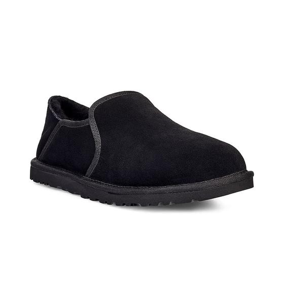 Imagem de Chinelo UGG Kenton para homens de camurça preta com forro de pele de carneiro