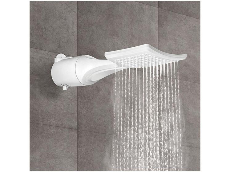 Chuveiro Elétrico Lorenzetti Advanced Multitemperaturas 220V 7500W branco com 4 temperaturas instalado em banheiro moderno