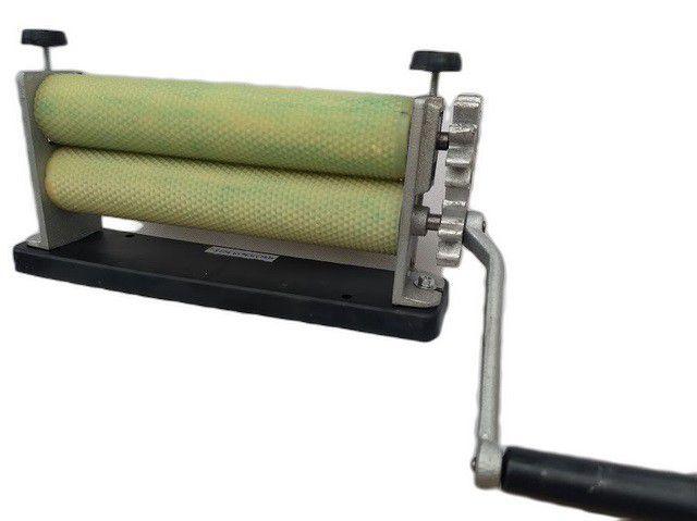 Cilindro alveolador de cera de abelhas manual - Estrutura em ferro com base Menor preço em Cilindro alveolador de cera de abelhas manual - Estrutura em ferro com base