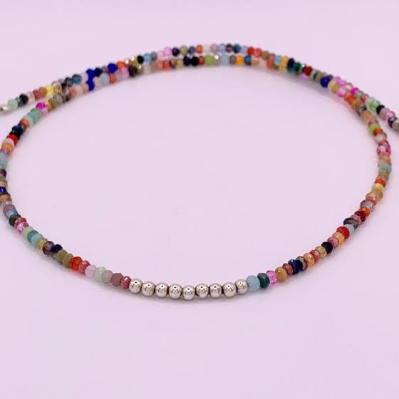 Imagem de Colar Chocker. 40 cm de comprimento, com pedras miçangas coloridas e bolas de prata 925
