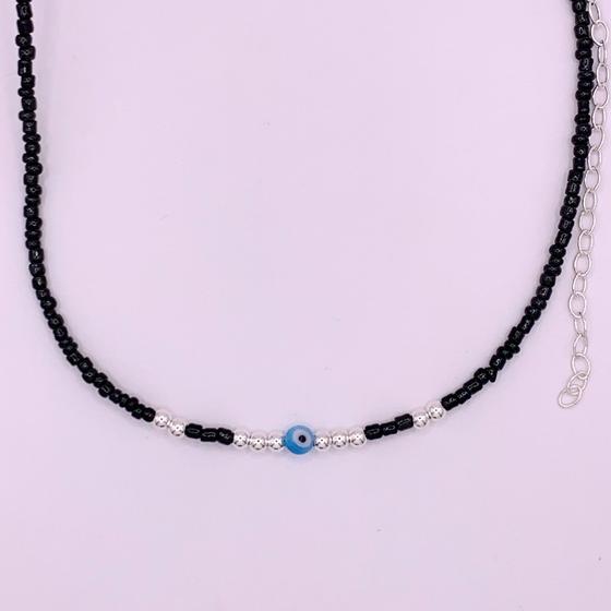 Imagem de Colar Chocker, 40 cm de comprimento mais extensor, com olho grego, confeccionado com miçangas e bolas em prata 925.