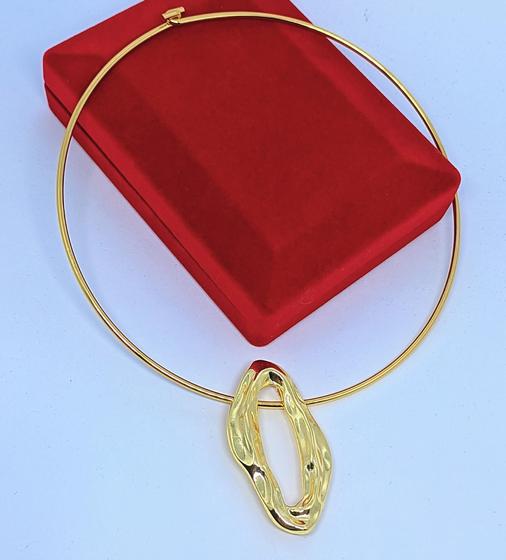 Imagem de Colar Choker Aro Liso Rigido Dourado com Pingente Orgânico Vazado Minimalista Folheado Ouro Inspiração Bogueira