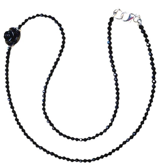 Imagem de Colar Choker Pomba Gira Rosa Negra. Fio de Contas, Umbanda, Candomblé.