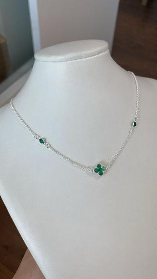 Imagem de Colar Choker Trevo Verde com Ponto de Luz Banhado a Prata