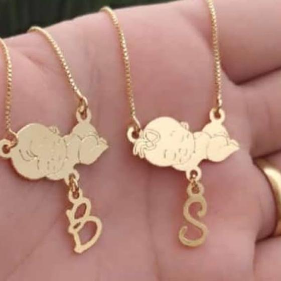 Imagem de Colar com bebê e a Inicial Personalizada