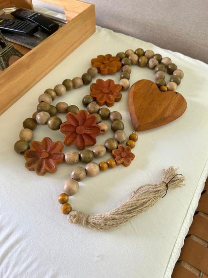 Imagem de Colar de mesa enfeite para decoração terço de flores e coração artesanal de madeira maciça feito a mão