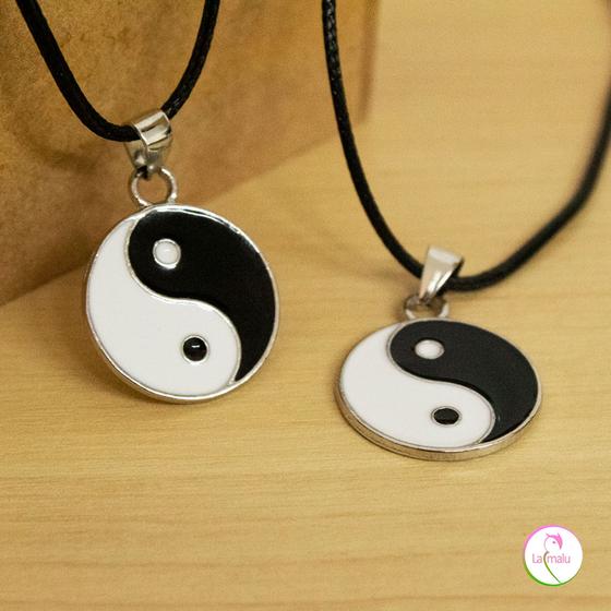 Imagem de Colar Unissex Yin Yang Símbolo Chines Preto e Branco - Cordão Preto com Fecho