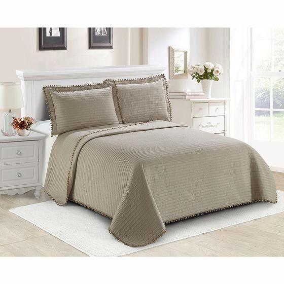 Colcha Matelassê - Pompom - Queen Size - C/ Porta Travesseiro - Bege - Camesa Menor preço em Colcha Matelassê - Pompom - Queen Size - C/ Porta Travesseiro - Bege - Camesa