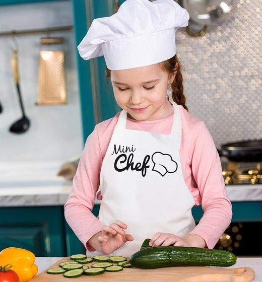 Imagem de Com o nosso avental infantil Vida Pratika Mini Chef Branco, sua casa vai ser a cozinha mais divertida da cidade!