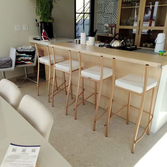 Combo de 4 Banquetas Empilhável Alta para Bar cor Dourado Fosco assento branco Menor preço em Combo de 4 Banquetas Empilhável Alta para Bar cor Dourado Fosco assento branco