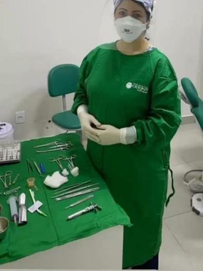 Imagem de Combo Paramentação Cirurgia Odontol. Tecido C. 2 Campos de Instrumentos e 1 Capote Cirúrgico Verde.
