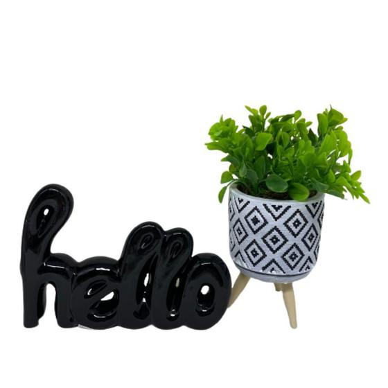Imagem de Composição decorativa palavra Hello e vaso tripé mosaico