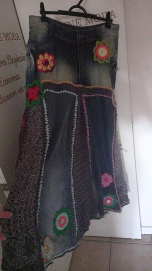 Imagem de Compre Saia feita a mão customizada com jeans e crochê ganhe bolsa 