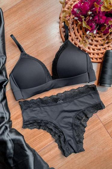 Imagem de Conjunto básico feito em microfibra e renda- bojo estilo bananinha- sem aro- calcinha estilo tanga com detalhes em renda