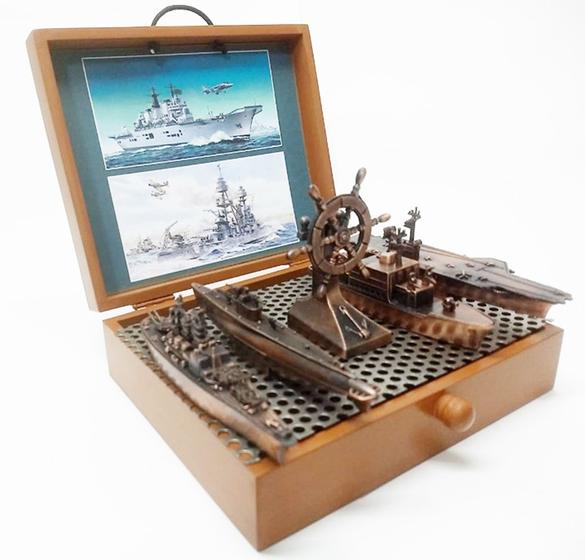 Imagem de Conjunto com 5 Miniaturas decorativas de Embarcações de época em metal com Submarino