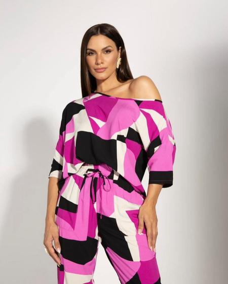Imagem de Conjunto com calça camisa detalhe no ombro