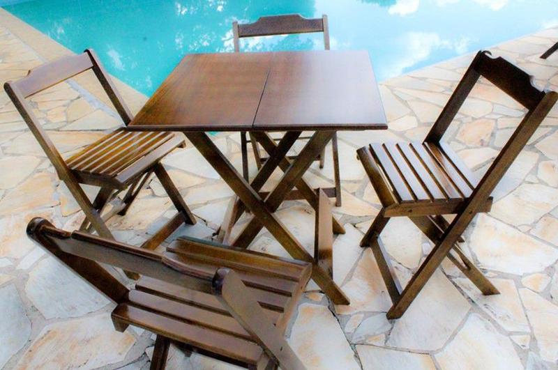 Conjunto com Jogo de Mesa 70x70 Com 4 Cadeiras Dobráveis - Imbúia Menor preço em Conjunto com Jogo de Mesa 70x70 Com 4 Cadeiras Dobráveis - Imbúia