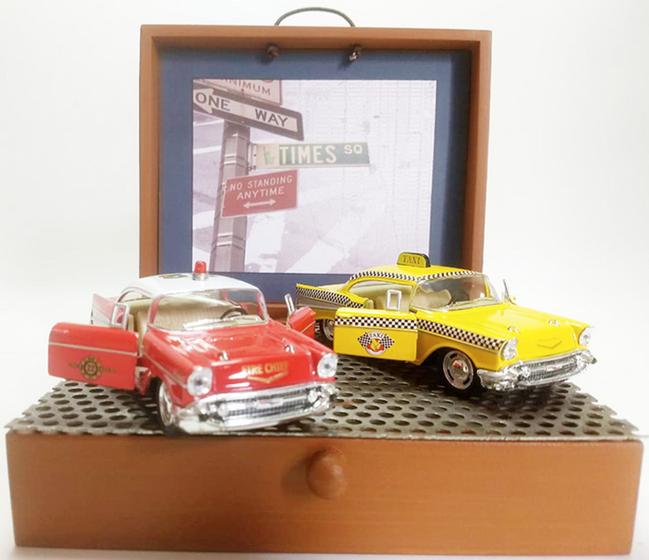 Imagem de Conjunto de 2 Miniaturas 1957 Chevrolet Bel Air Escala 1:40 Bombeiro e Taxi