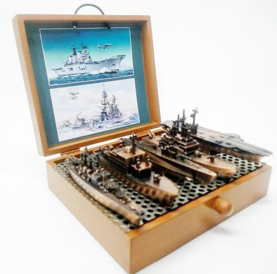 Imagem de Conjunto de 5 Miniaturas decorativas de Embarcações de época em metal com Porta Aviões