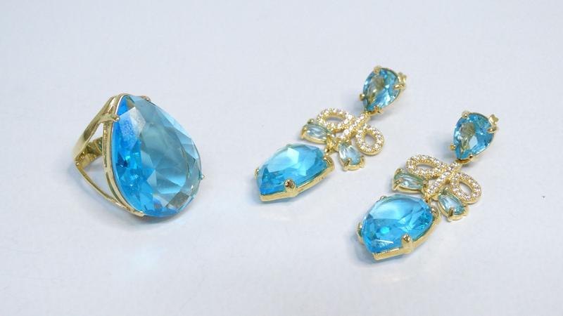 Imagem de conjunto de brinco e anel de cristal azul banhado a ouro com zircônias brancas