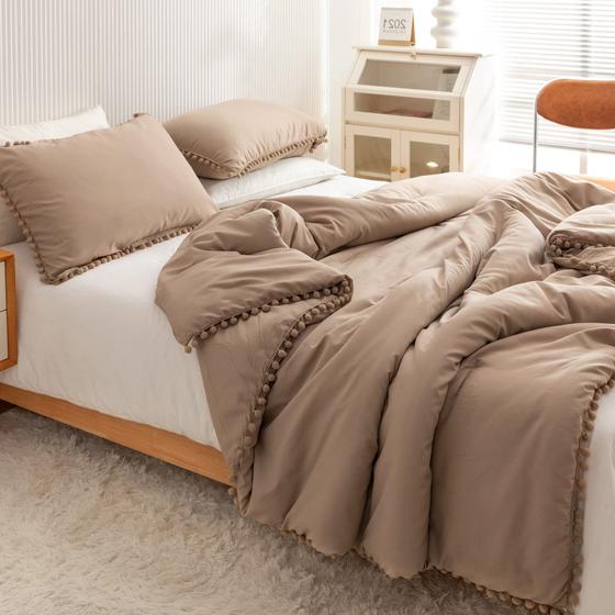 Imagem de Conjunto de edredom YIRDDEO Taupe Queen Size, 3 peças com pompons