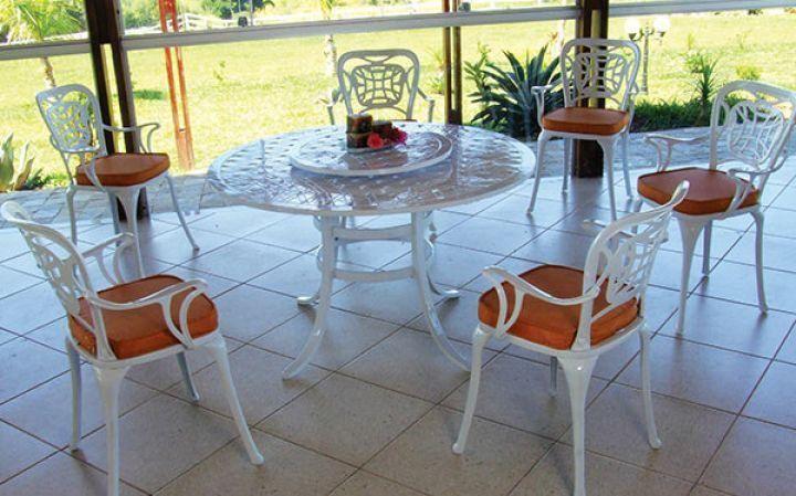 Imagem de Conjunto de Mesa Para Jardim Firenze Com Mesa 1,30 M Com Giro e 6 Poltronas em Alumínio Fundido Unifer Móveis