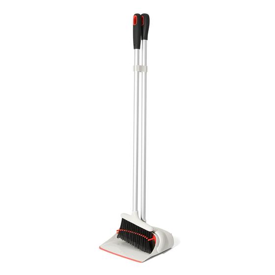 Imagem de Conjunto de Vassoura e Pá OXO Good Grips - Design Ergonômico