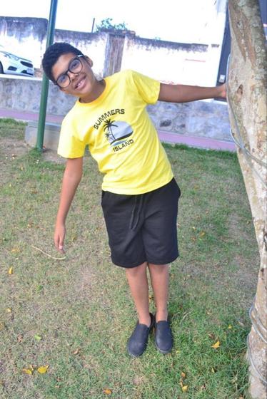 Imagem de conjunto em tecido masculino infantil, short preto camisa amarela de manga