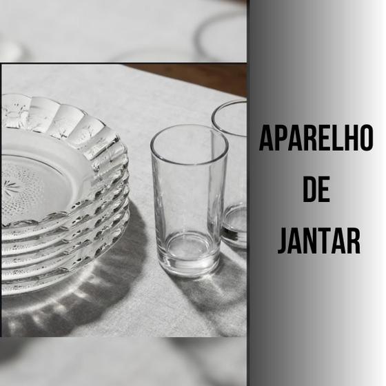 Detalhe do aparelho de jantar em vidro sobre uma toalha de mesa em cenário de uso real.