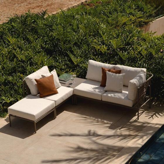 Imagem de Conjunto Jardim e Varanda 1 Chaise 1 Sofá 1 Puff 1 Mesa Lateral 70cm Refúgio Cabecasa Madeiramadeira Champanhe/Quaker areia