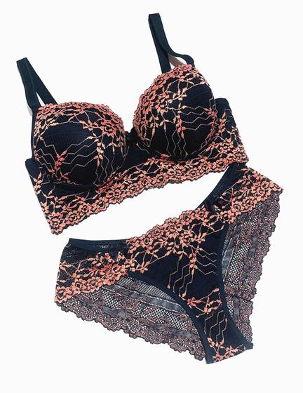 Imagem de Conjunto Lingerie Plus Size com Bojo Sensual de Renda Luxo Conforto