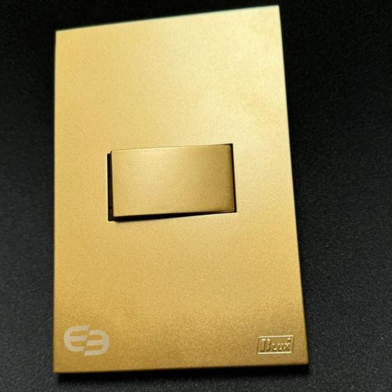 Imagem de Conjunto Tomada 10a 20a 4x2 Dourada Fosco Interruptor Simples Paralelo Ouro Nobre Satin Blux