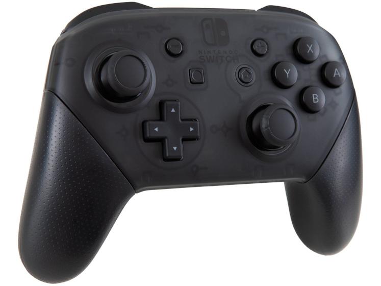 Controle Nintendo Switch Pro Controller visto de trás, exibindo detalhes da parte traseira e entrada USB-C