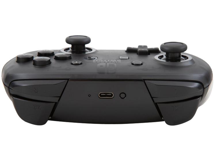 Controle Nintendo Switch Pro Controller visto de baixo, mostrando compartimento de pilhas e texto gravado