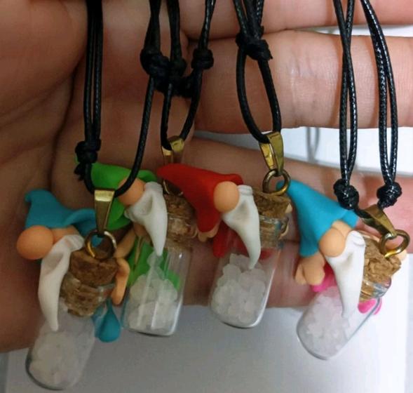 Imagem de Cordão com Pingente Garrafinha de Duendes Carregando Sal Grosso