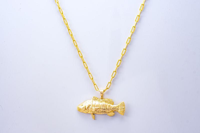 Cordão com Pingente Peixe Tucunare em Corrente CR Longa Cadeado Banhado a Ouro 18K Menor preço em Cordão com Pingente Peixe Tucunare em Corrente CR Longa Cadeado Banhado a Ouro 18K