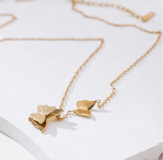 Imagem de Cordão dourado com dois pingentes em borboleta e brilhos